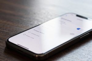 Смартфон с открытым меню настроек конфиденциальности на рабочем столе