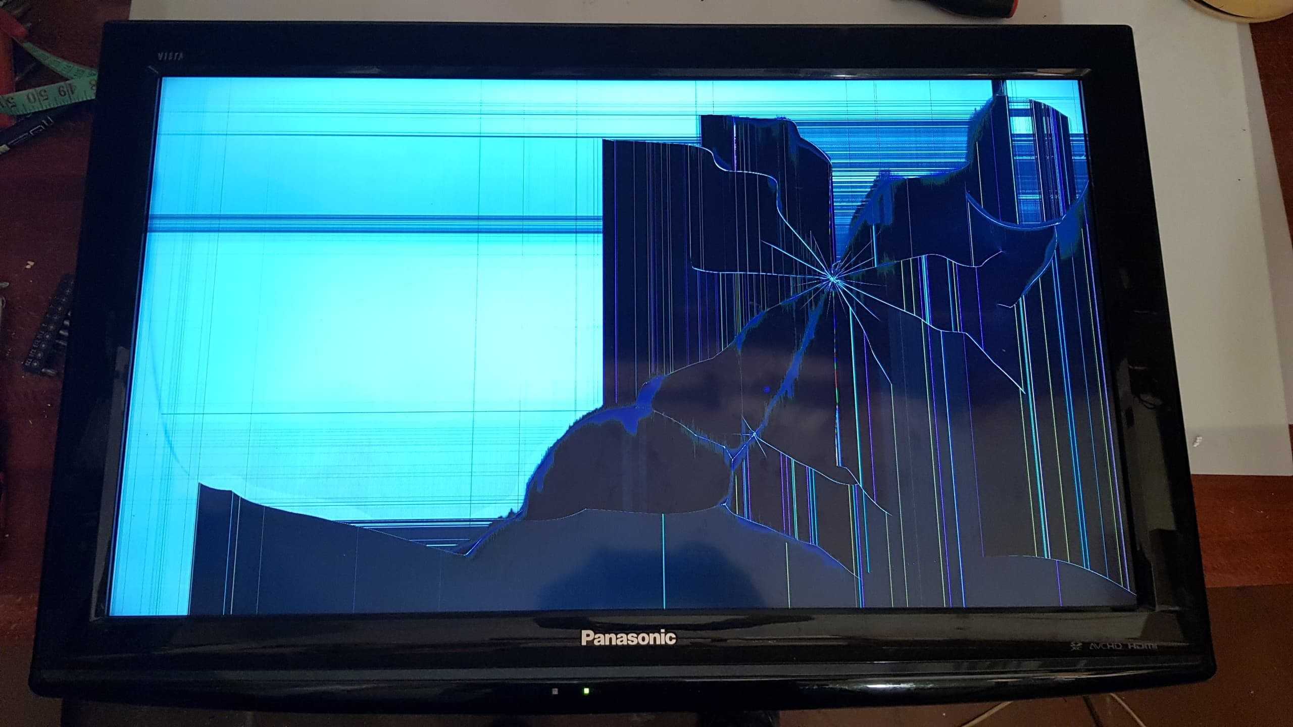 Трещина экрана телевизора. Разбитый телевизор Филипс. Panasonic плазма разбита матрица. Разбита матрица. Разбита матрица на телевизоре.