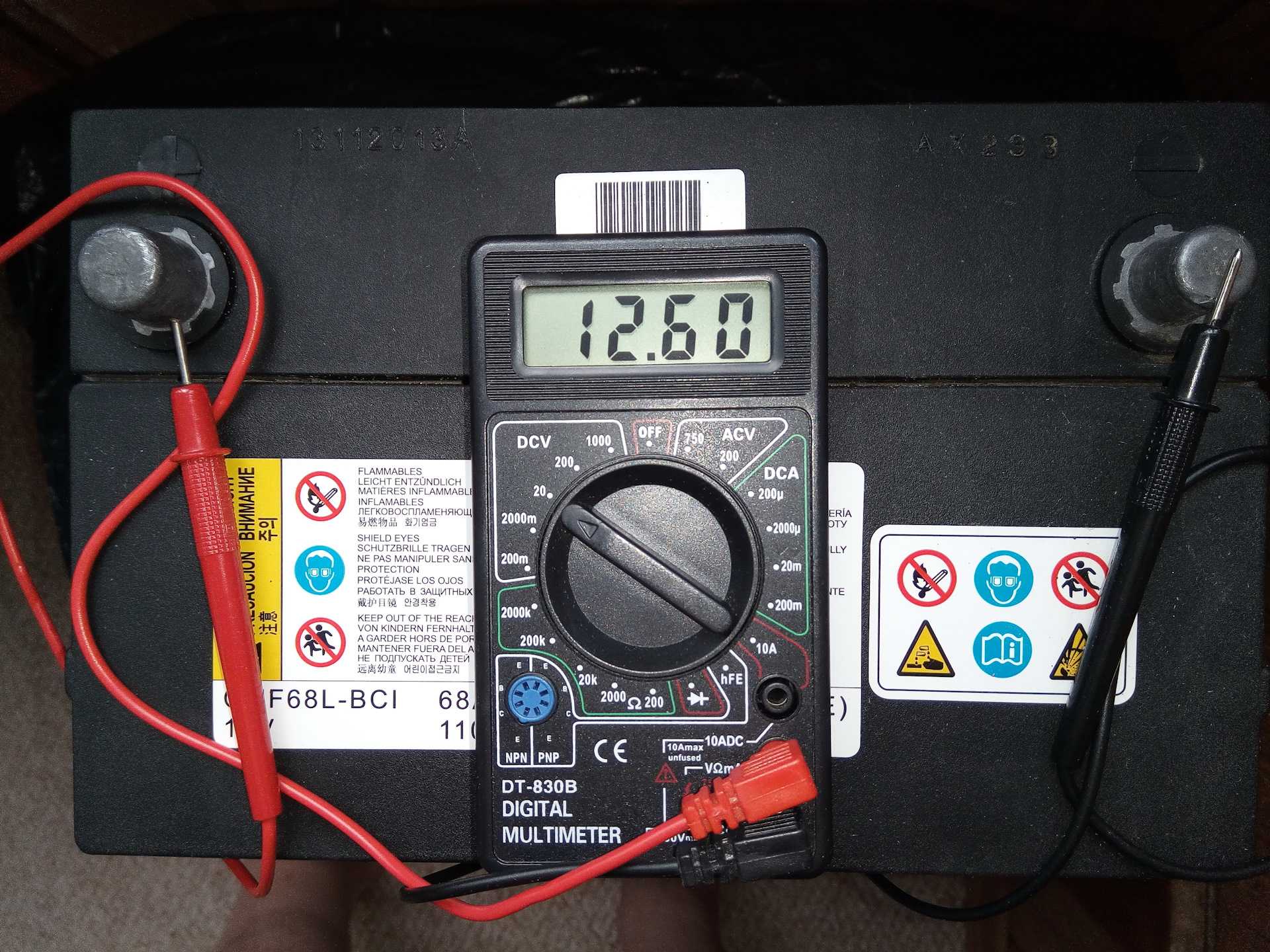 Проверить сколько зарядки. Измерение ампер аккумулятора мультиметром. Мультиметр замер напряжения 12 вольт. Измерение напряжения мультиметром 12 вольт. Измерение напряжения мультиметром аккумулятора автомобиля.